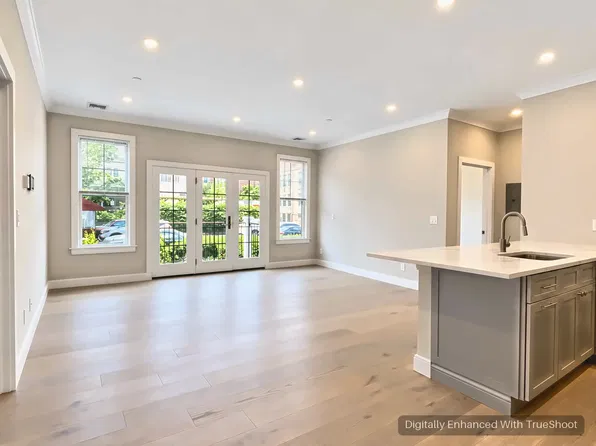 33 Cummins Hwy #8, Roslindale, MA 02131