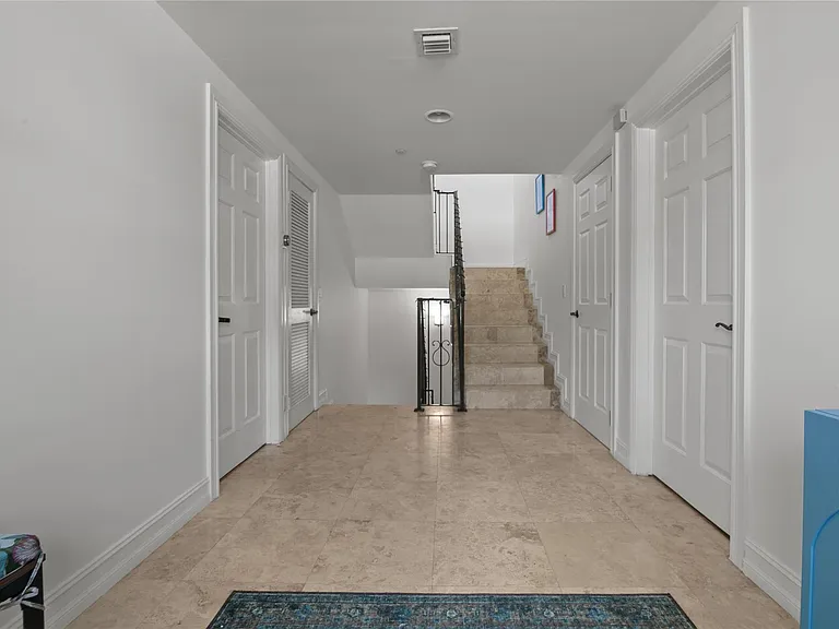 732 NE 15th Ave — Photo 31
