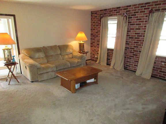 3rd image of 24466 W Boulevard De John
