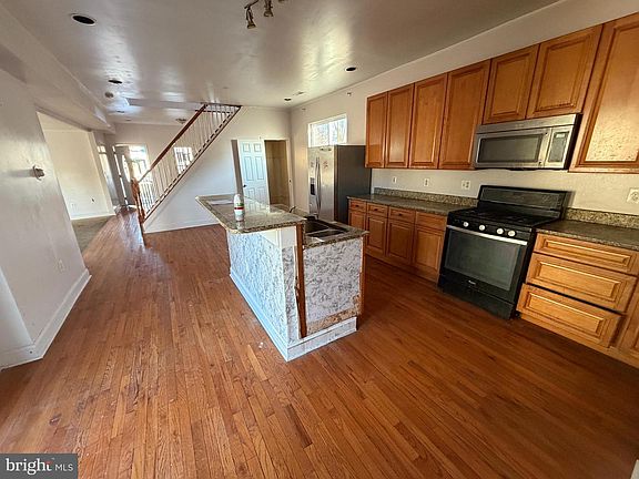 4th image of 554 S Longwood St