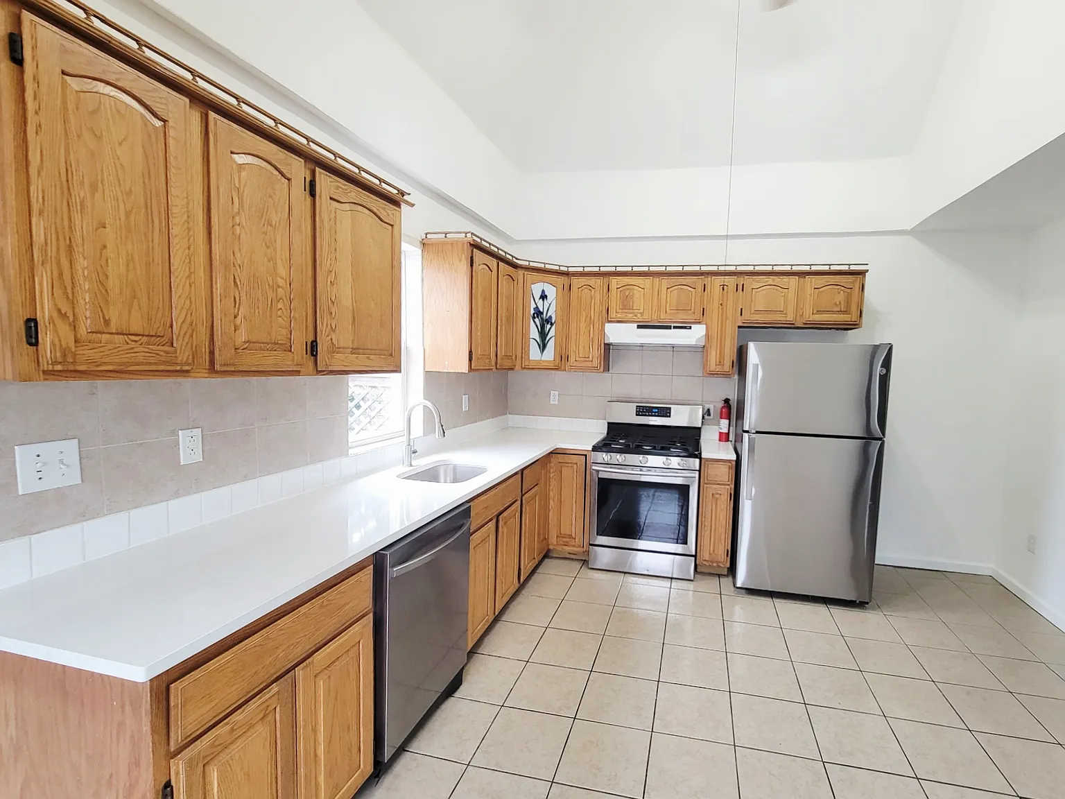 3 bed, $3,200 — Photo 2