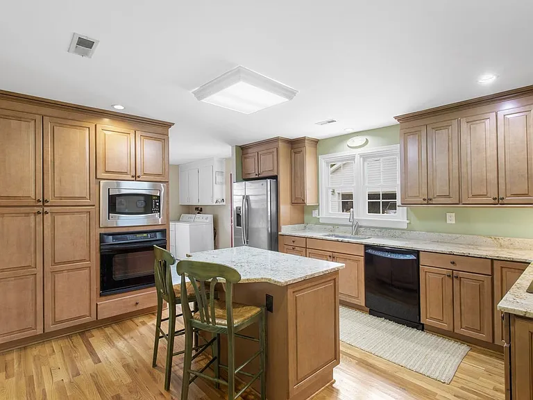 4533 Haymarket Ln — Photo 2