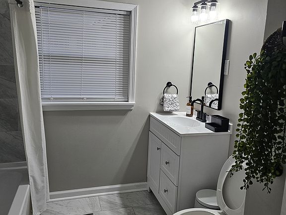 3rd image of 485 Alexander St