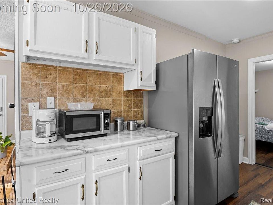 20980 Van Buren St, photo 10
