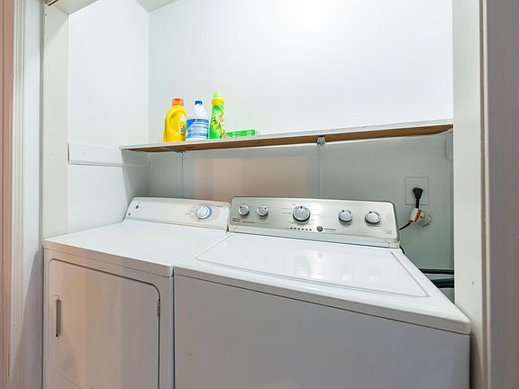 3rd image of 213 Chase Woods Cir