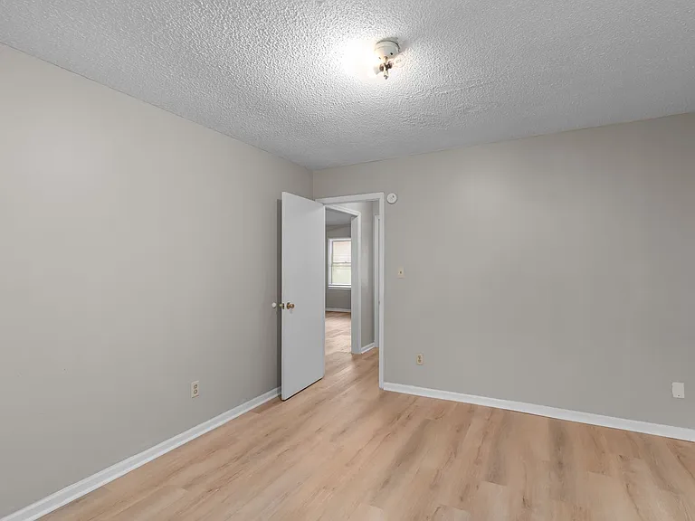 126 Windsor Ct — Photo 18