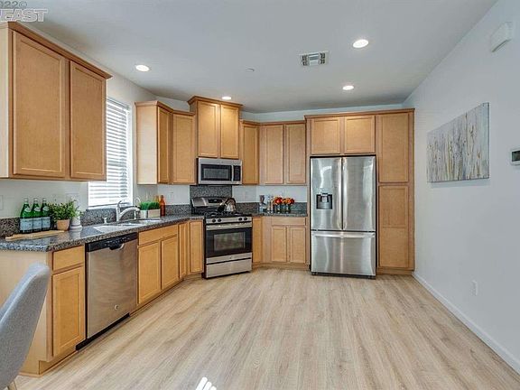 5th image of 82 Esfahan Dr Unit 2