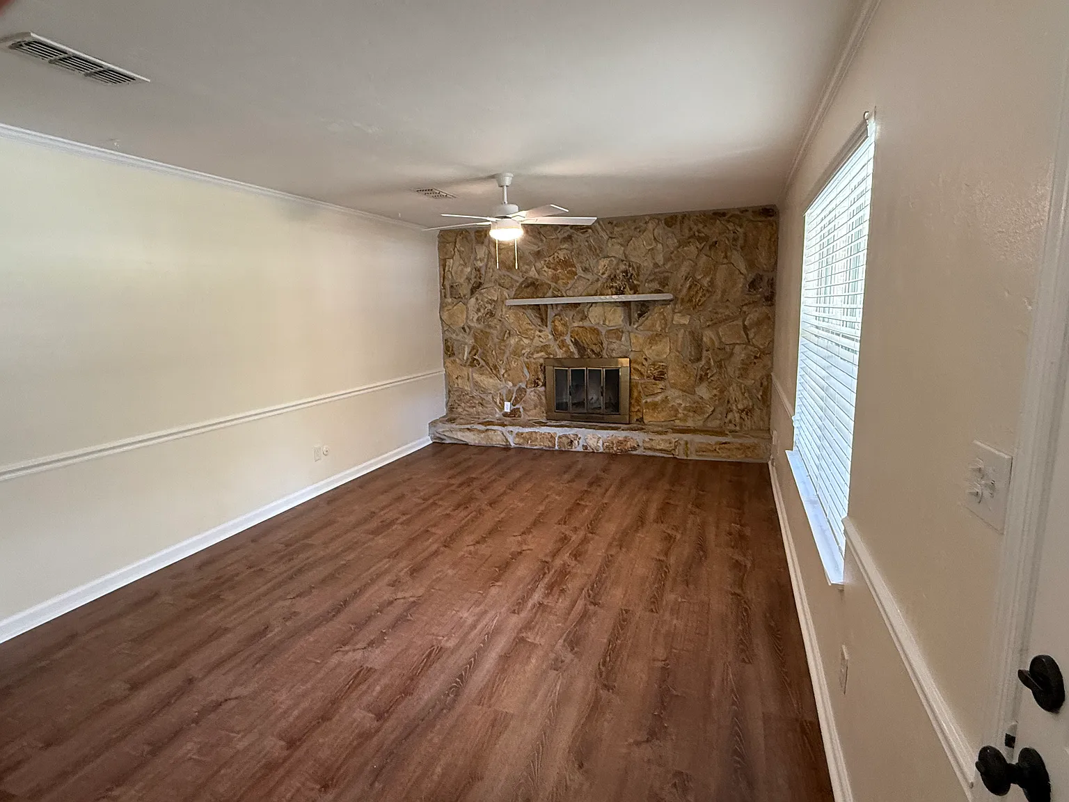 3 bed, 1460 sqft, $2,050 — Photo 2