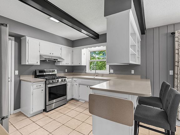3rd image of 215 Union Terrace Ln N