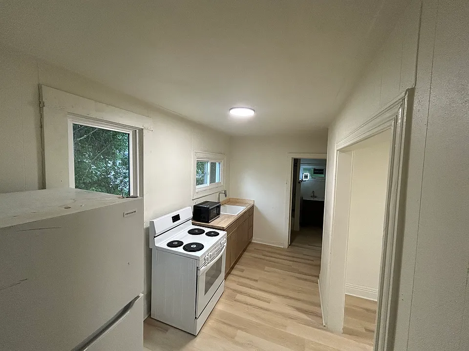 232 Ferris St #3