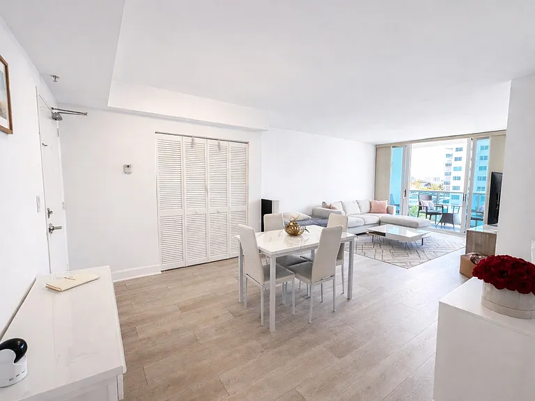 7501 E Treasure Dr #7L — Photo 6