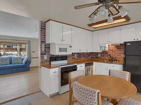 3rd image of 421 Maplewood Dr