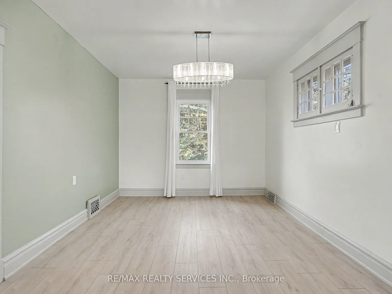 4 bed, $2,400 — Photo 4