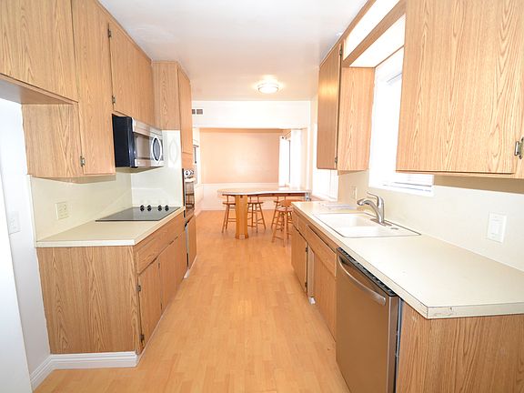 4th image of 3119 W 180th St