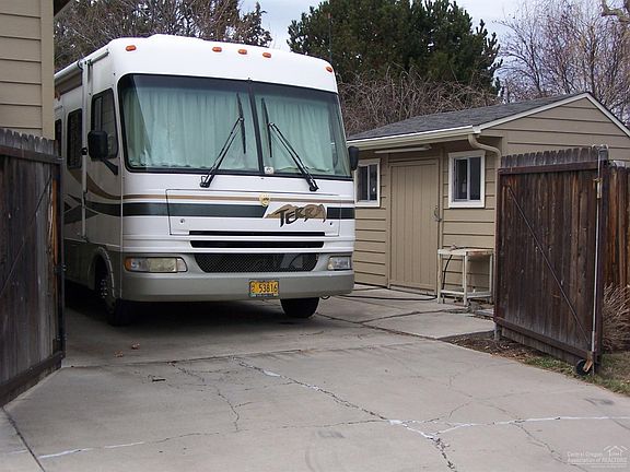 3rd image of 713 SE Shadowood Dr