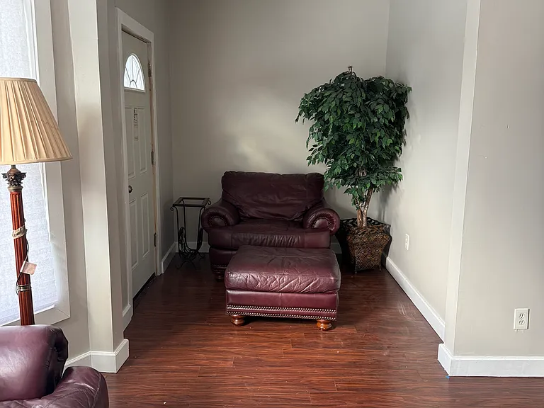 37 Holland Pl #2 — Photo 6