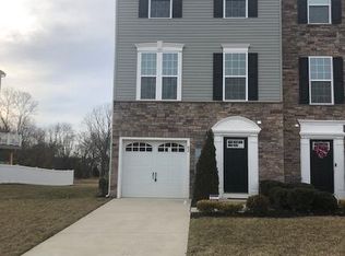 42 Village Green Ln, Sicklerville, NJ 08081