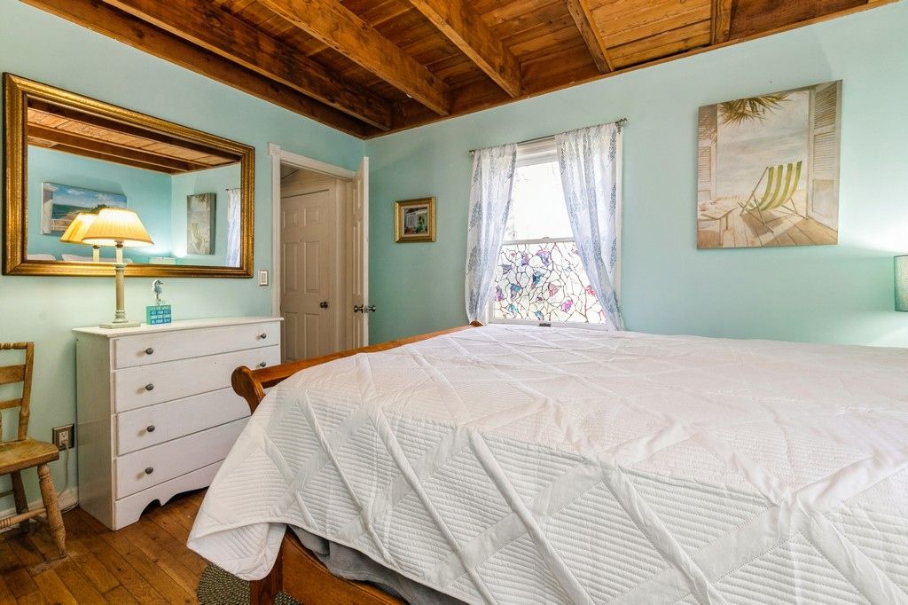  Downstairs guest bedroom