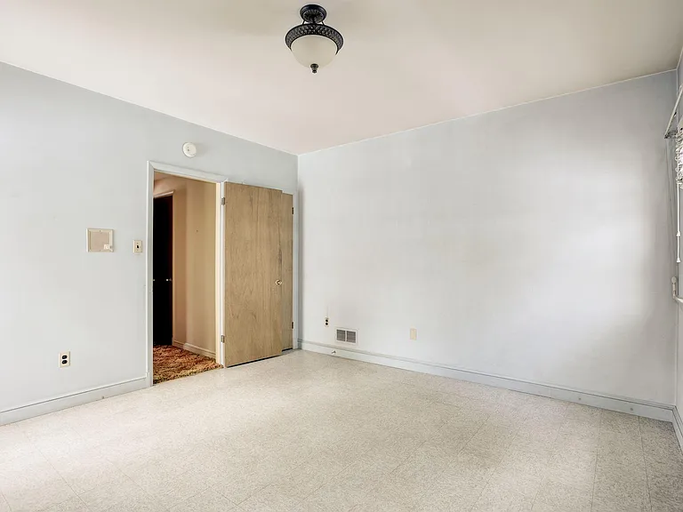1429 Laburnum St — Photo 5