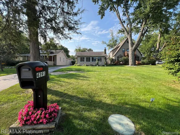 4391 Skusa Dr, Brighton, MI 48116