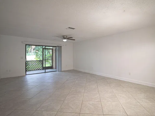 1303 Lakeview Dr E, Royal Palm Beach, FL