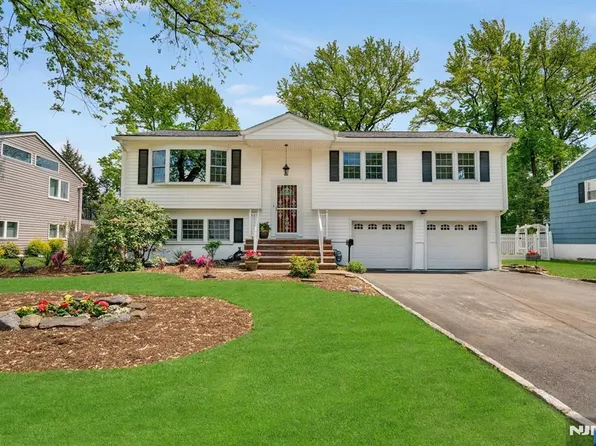 98 Vassar Dr, Paramus, NJ 07652