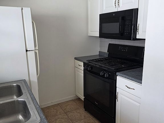 3rd image of 6 Alpine Dr APT E