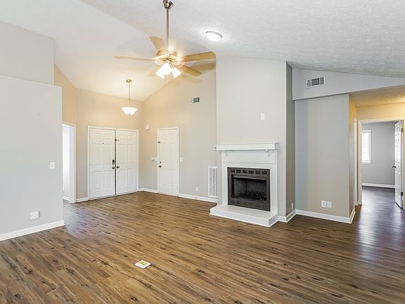 3rd image of 101 White Oak Ct