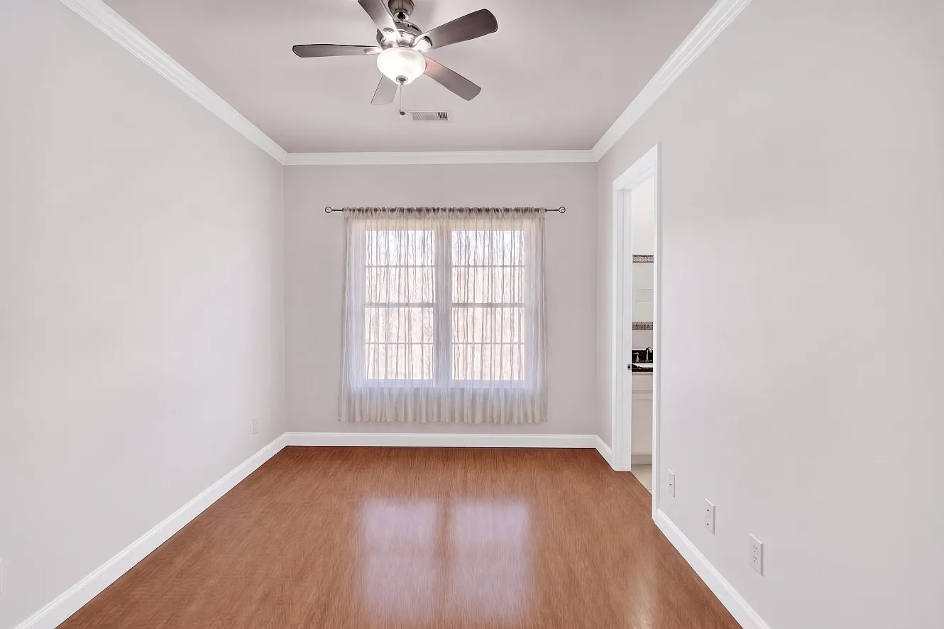 3 bed, 3.5 bath, 2504 sqft, $900 — Photo 2
