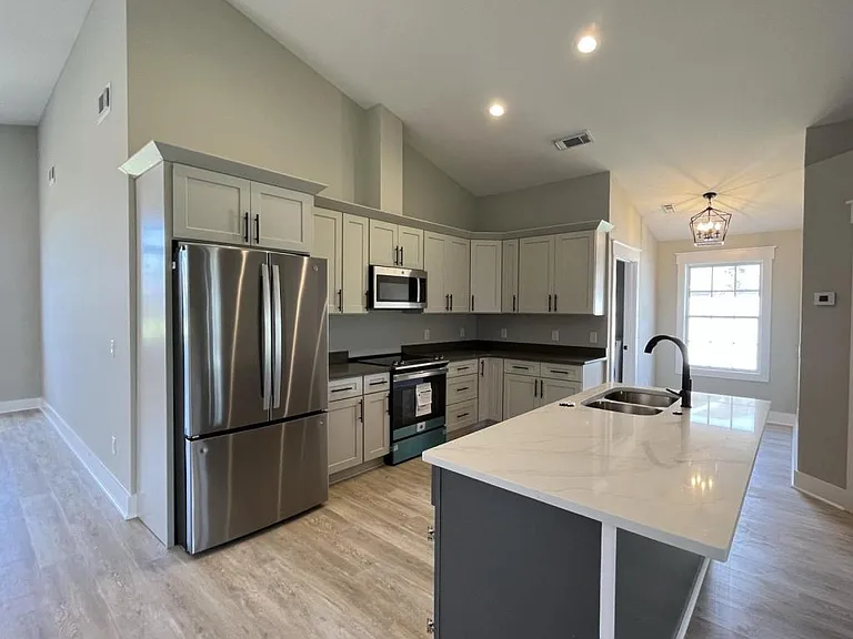 4840 McCall Ln — Photo 8