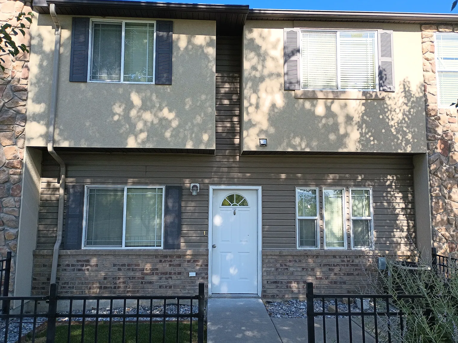 3 bed, 2.5 bath, 1383 sqft, $1,600 — Photo 1