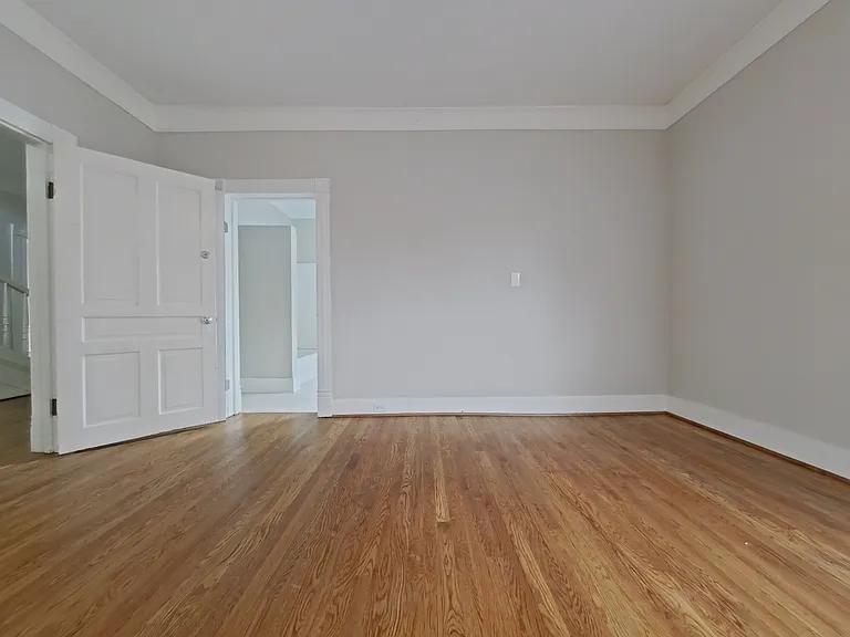 304 Oakwood St — Photo 10