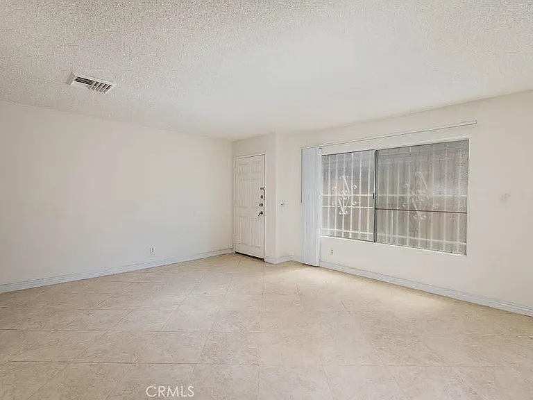 18631 Collins St #30 — Photo 2