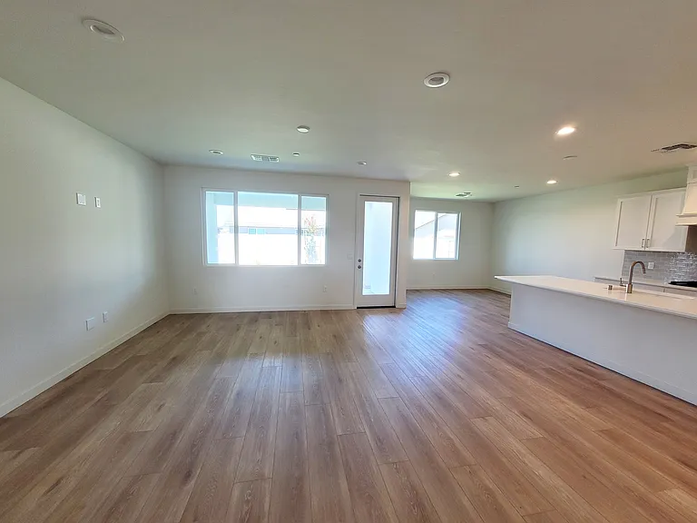 12410 Madelyn Dr — Photo 4