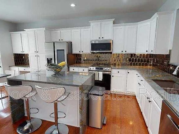 3rd image of 1104 Ventnor Pl