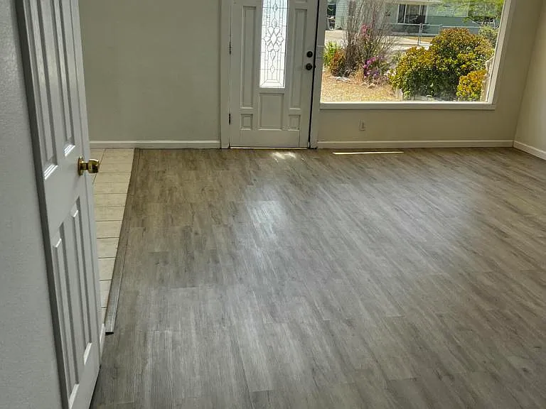 821 E Stroube St — Photo 3