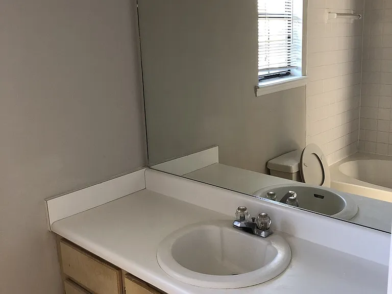 912 Granger Dr — Photo 8