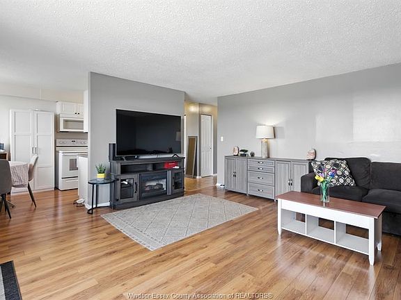 2nd image of 3936 Wyandotte St E #909