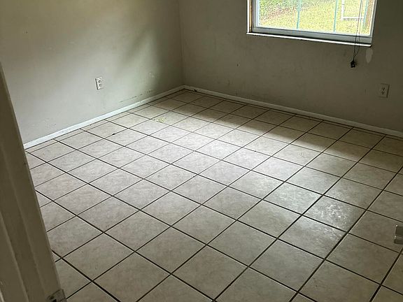 5th image of 990 Liskeard Ave
