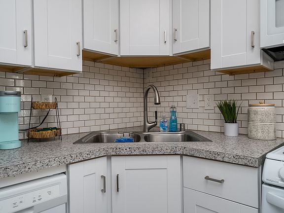 4th image of 901 E 46th Ct APT 1