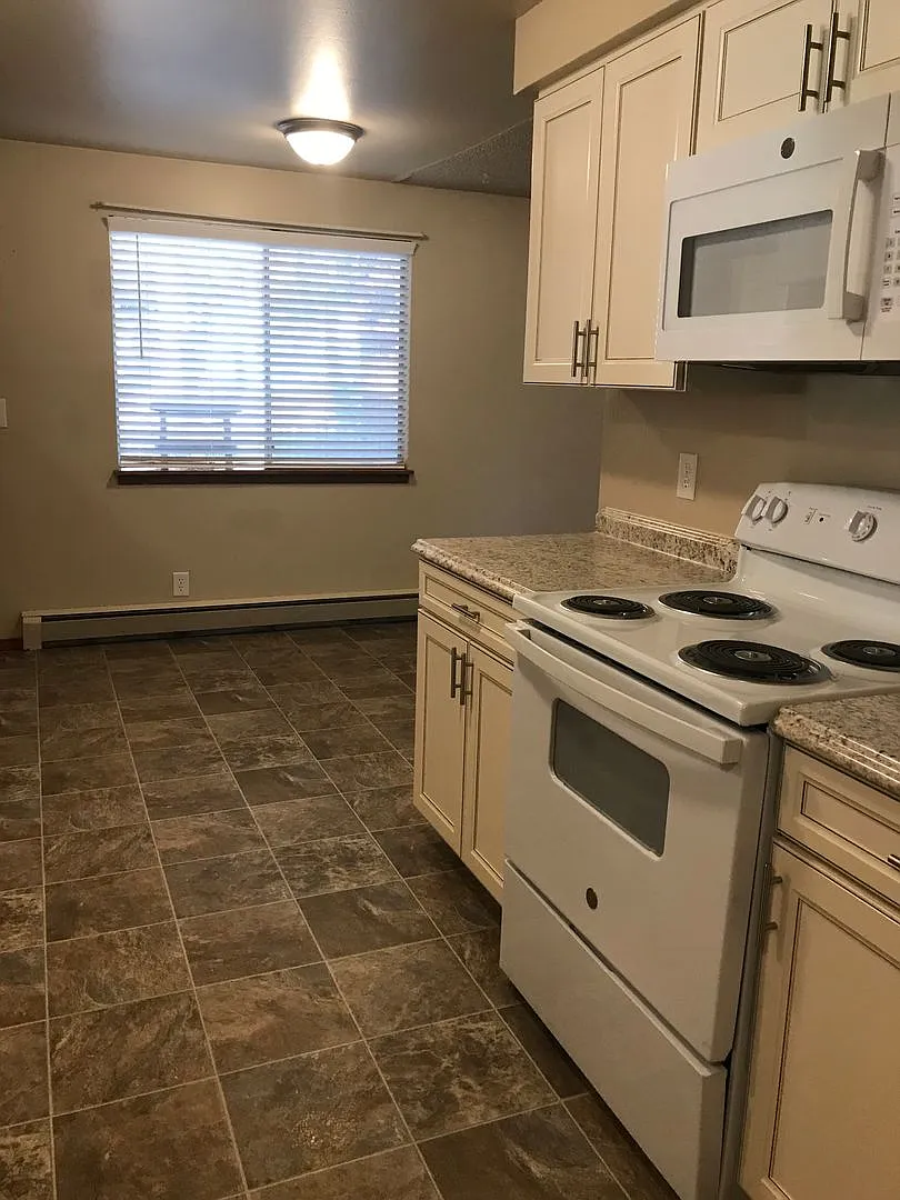 West Side Home w/ Large yard & Close to Campus! — Photo 4