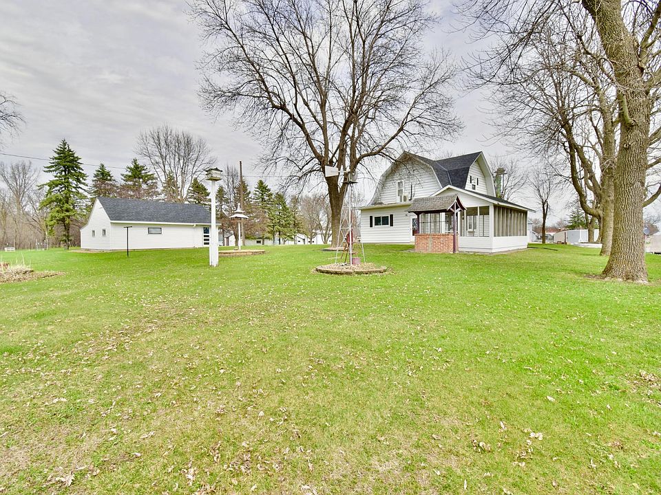 1st image of 140 1st Ave N