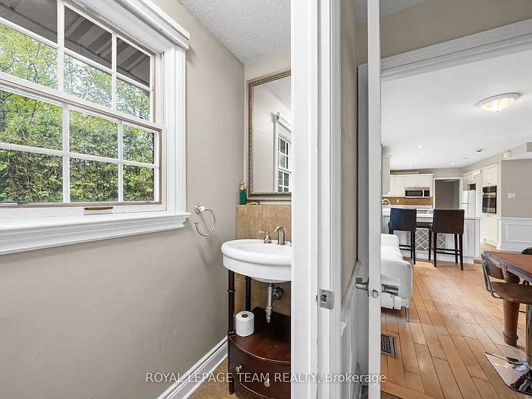 3162 Woodroffe Ave — Photo 18