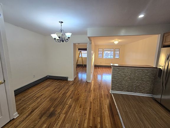 3rd image of 851 E 216th St Floor 2