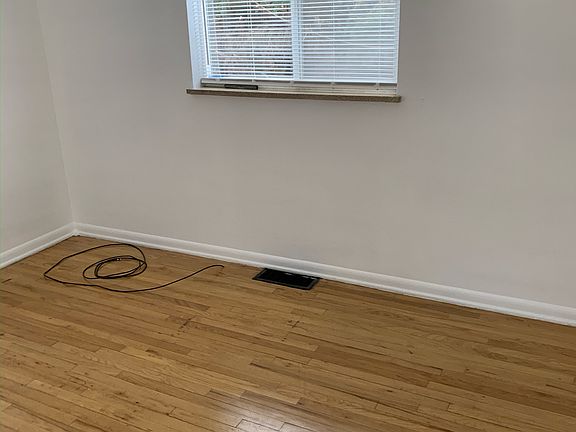 4th image of 165 E Oxford Ave