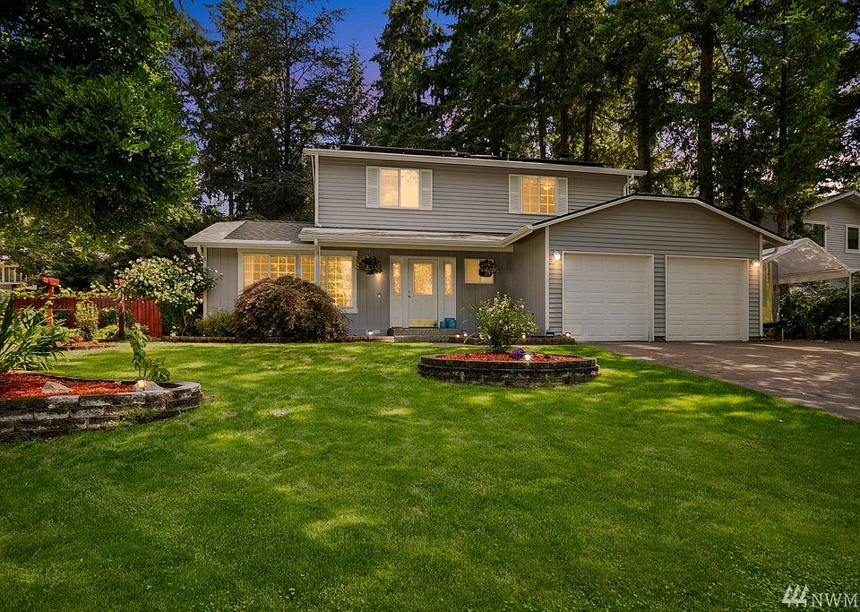 Corner lot in Woodinglen!