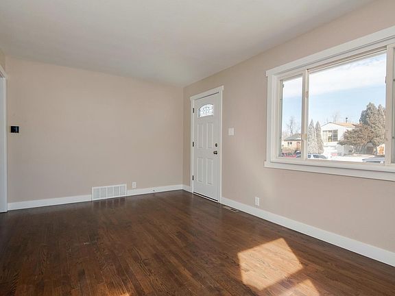 3rd image of 1625 S Quieto Ct