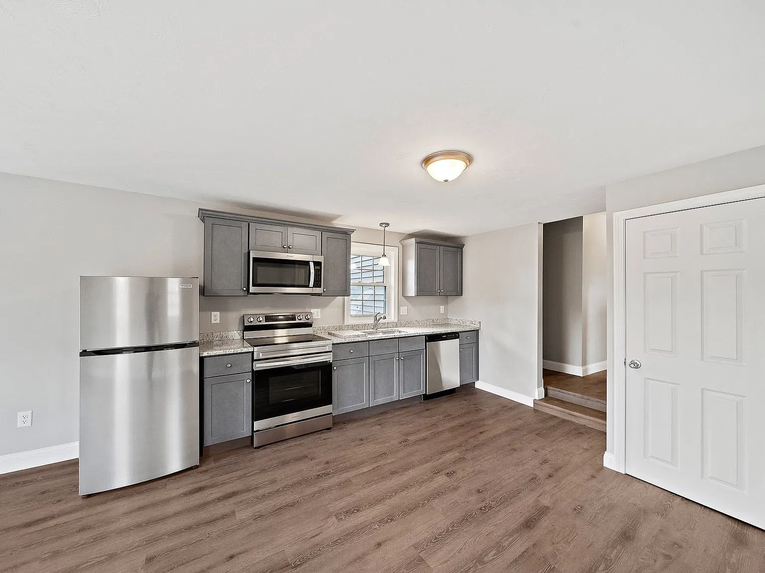 2 bed, 900 sqft, $2,400 — Photo 2