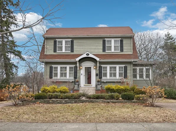 287 Bartram Rd, Riverside, IL 60546