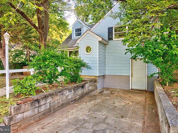 3rd image of 1025 Sharon Dr